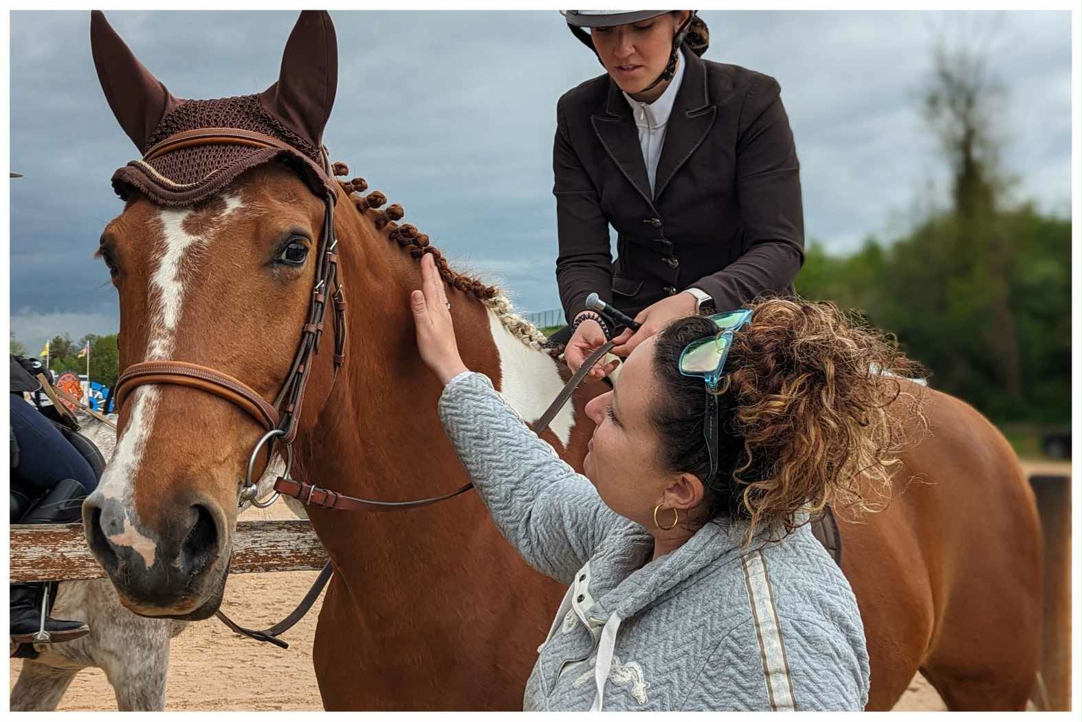 Sophie Martin accompagnant une cavalière lors d'un cours d'équitation bienveillant à La Chapelle-Saint-Sauveur