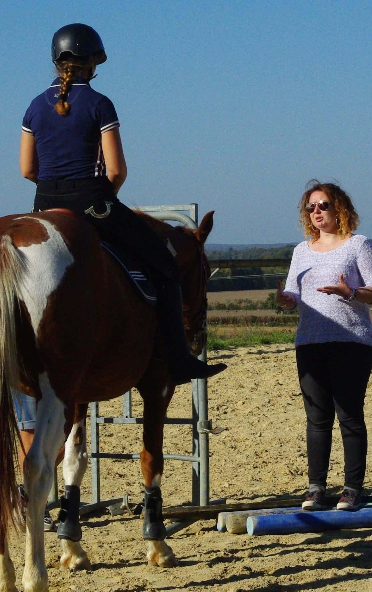 Sophie Martin donnant un cours en carrière en Saône-et-Loire